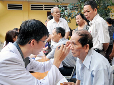 Các thầy thuốc trẻ Bệnh viện mắt Sài Gòn khám mắt miễn phí cho người cao tuổi.